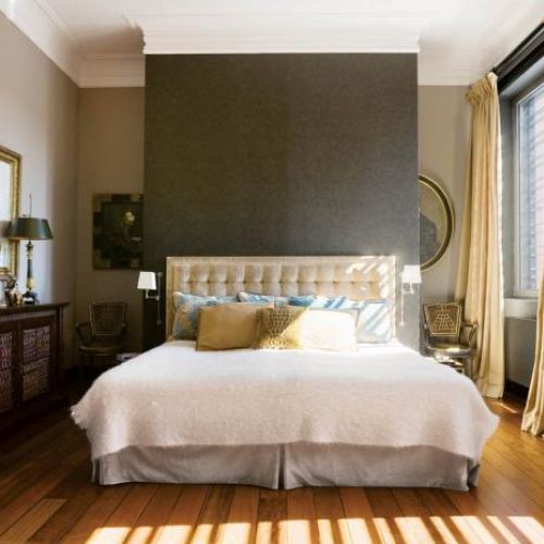 W sypialni zabawa w udawanie . Za ścianą ukryła się garderoba, krzesła obite są sztuczną skurą krokodyla.