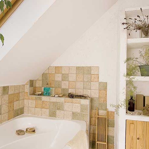W tej rustykalnej łazience płytki są tylko tam, gdzie to konieczne.