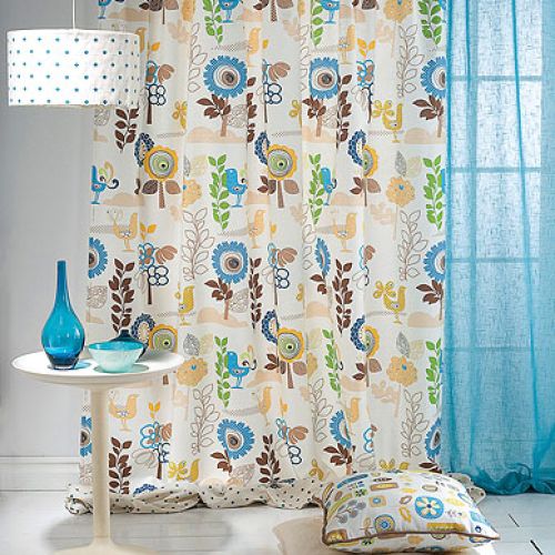 W towarzystwie wzorzystej zasłony New Folk (104,90 zł/szt). DEKORIA