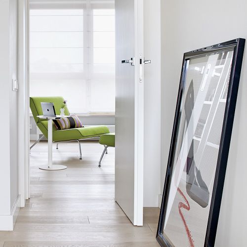 W tym domu przede wszytstkim miało być prektycznie. Lampy są naważniejszymi dekoracjami.