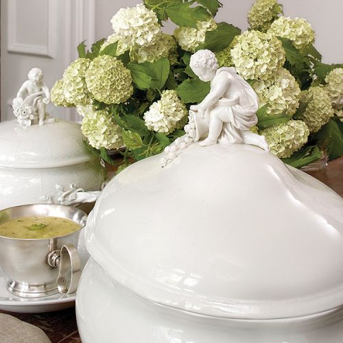 W tym domu rządzą szlachetne, stonowane kolory, klasyczne kształty i wygodne meble.