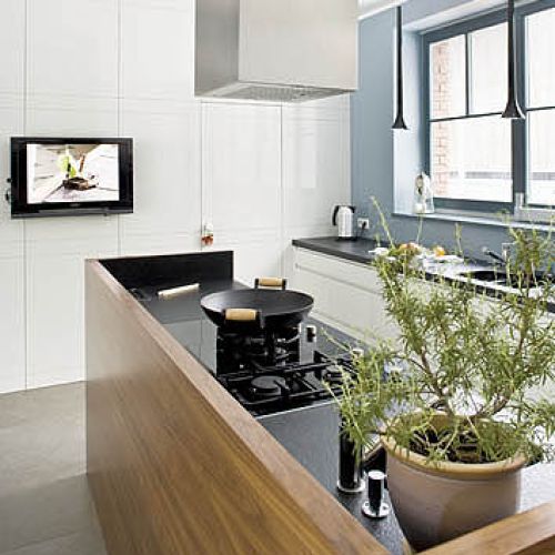 W tym domu rządzi duch modernizmu. Tylko w jadalni i łazience dla gości czuć mieszczańską przytulność.