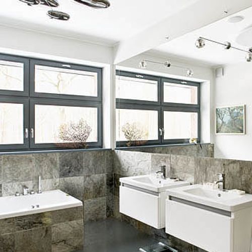 W tym domu rządzi duch modernizmu. Tylko w jadalni i łazience dla gości czuć mieszczańską przytulność.