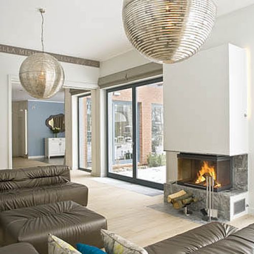 W tym domu rządzi duch modernizmu. Tylko w jadalni i łazience dla gości czuć mieszczańską przytulność.