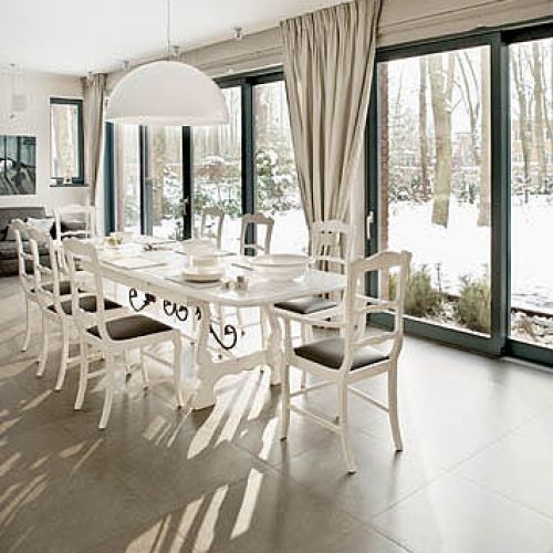 W tym domu rządzi duch modernizmu. Tylko w jadalni i łazience dla gości czuć mieszczańską przytulność.