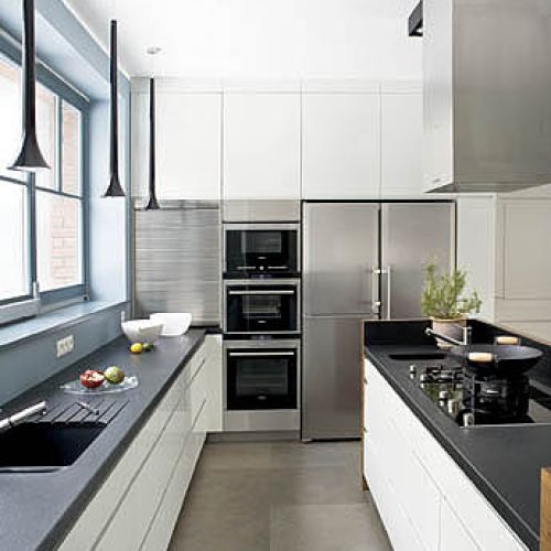 W tym domu rządzi duch modernizmu. Tylko w jadalni i łazience dla gości czuć mieszczańską przytulność.