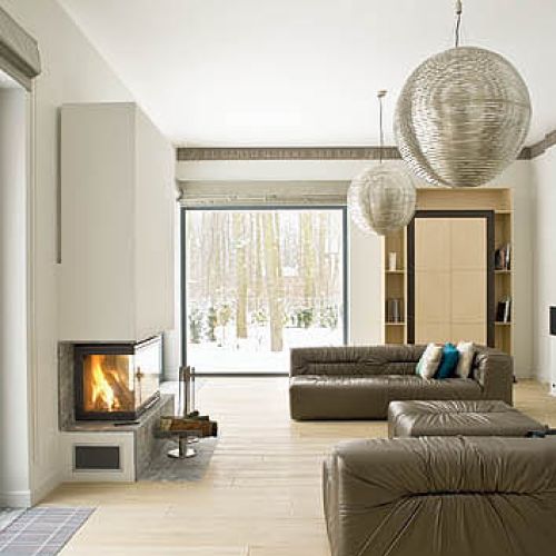 W tym domu rządzi duch modernizmu. Tylko w jadalni i łazience dla gości czuć mieszczańską przytulność.