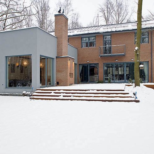 W tym domu rządzi duch modernizmu. Tylko w jadalni i łazience dla gości czuć mieszczańską przytulność.