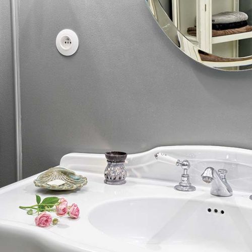 W tym niedużym wnętrzu wykorzystano każdy centymetr. Zmieściła się kuchnia, jadalnia, salonik i sypialnia.