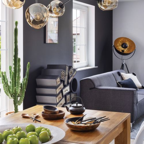 Nowoczesne wnętrza: czarna ściana, design i rodzinne pamiątki