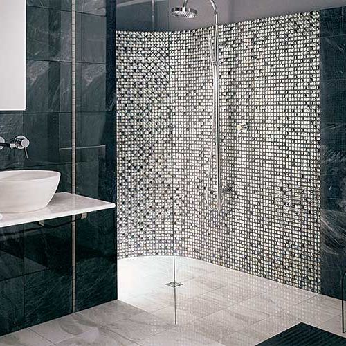 W tym sezonie modne jest to, co się błyszczy - panel prysznicowy Logic hiszpańskiej fabryki System Poll kosztuje 6500