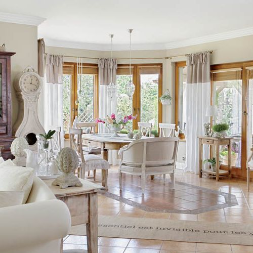 W urządzaniu tego domu pomagała zaprzyjaźniona architektka wnętrz. Meble początkowo były ciemne i zniszczone. Gospodyni