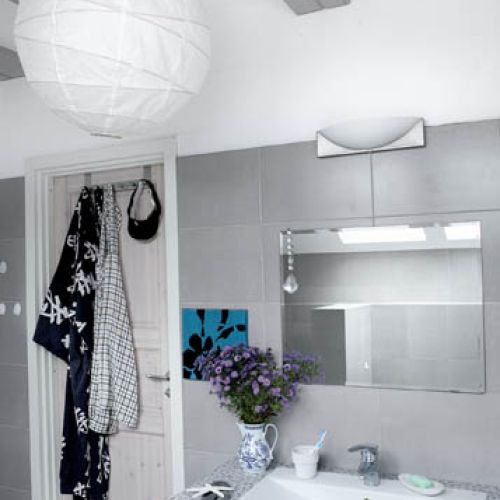 W wiejskim dzbanku zawsze stoją świeże kwiaty.