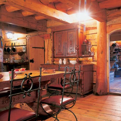 W wielkiej kuchni, przy solidnym stole zawsze jest ciepło i gwarno. Pachnie ogień i drewno, z którego zbudowano dom.