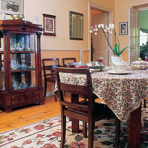 W witrynie znajduje się piękna kolekcja ceramiki.