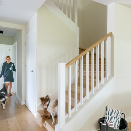 biały hol przedpokój z drewnem