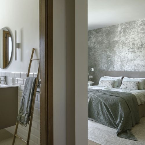 sypialnia z wejściem do łazienki