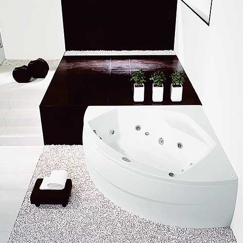 Wanna Diamante (150 x 150 cm, głębokość 42 cm) przypomina kształtem kryształ. Zaprojektował ją Marcello Cutino. Cena - 2964