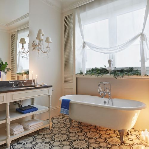 Wanna i armatura - Devon Devon, posadzka z hiszpańskich cementowych płytek Mosaic de Sur. Wazon z Archidzieło, ręczniki