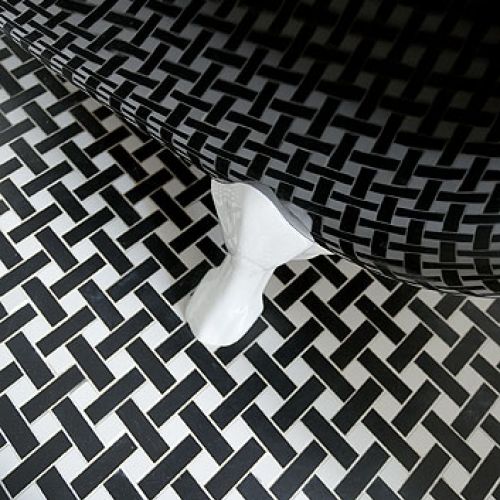 Wanna retro odbija wzór z podłogi. Mieszkanie Anny Popek