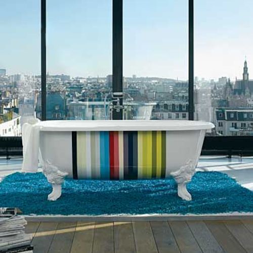 Wanna Stripes łączy styl wiktoriański z nowoczesną kolorystyką. Barwny wzór naśladuje kod kreskowy na produktach