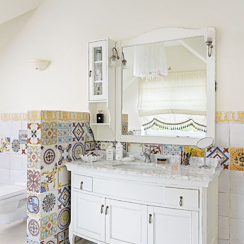 Wanna umywalka i baterie - z firmy Ponsi. Postarzone krzesło (podobne stoją w jadalni) - Tonin Casa.