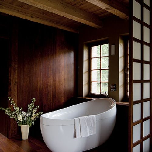 Wanna Villeroy Boch dobrze wygląda na tle ściany z egzotycznego drewna Merbau.