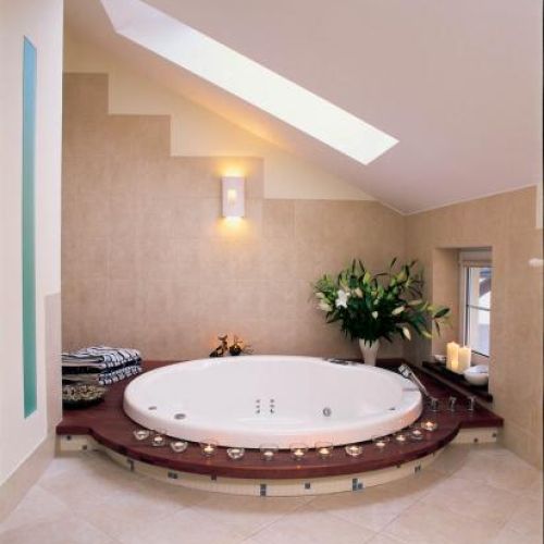 Wanna wpuszczona w podest. Do wanny po schodkach