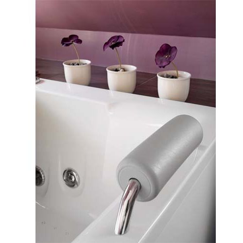 Wannę zdobią kwiaty w doniczkach. Zamiast sauny