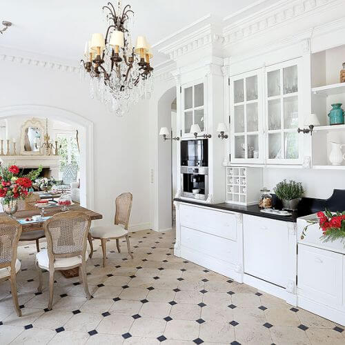 Wapienna podłoga do holu, kuchni i jadalni przyjechała z Normandii.