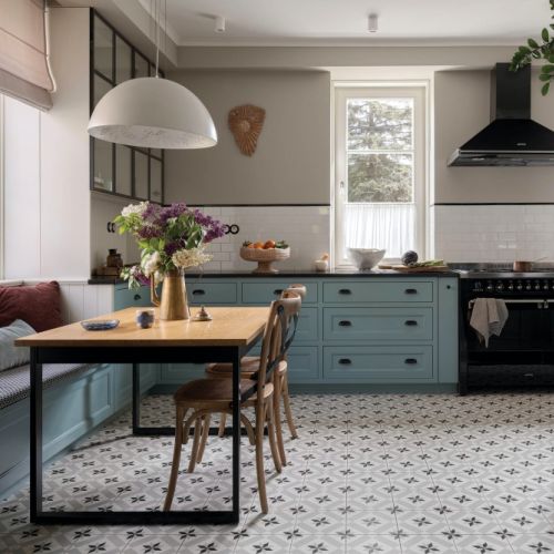 niebieska kuchnia w domu jednorodzinnym