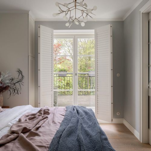 kobieca sypialnia w domu jednorodzinnym