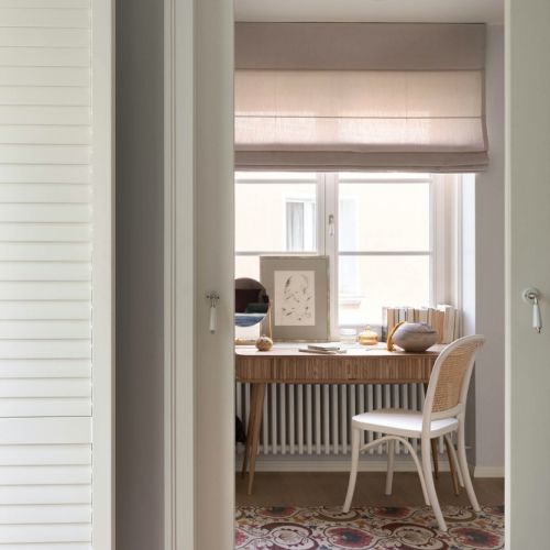 przytulne domowe biuro w sypialni