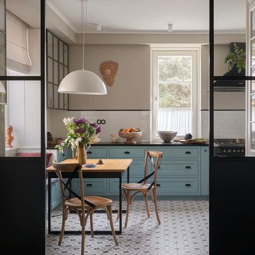 niebieska kuchnia w domu