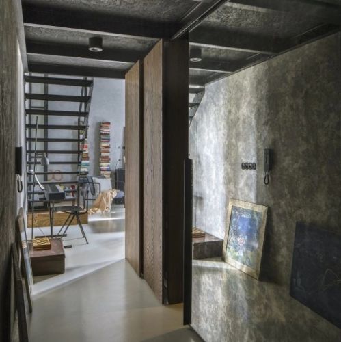 wąski przedpokój korytarz styl loftowy