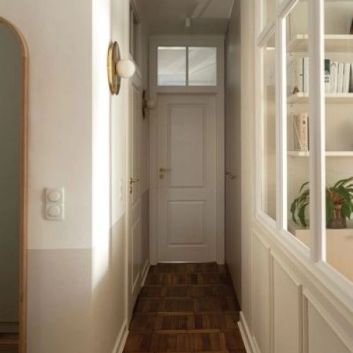 wąski przedpokój w starej kamienicy