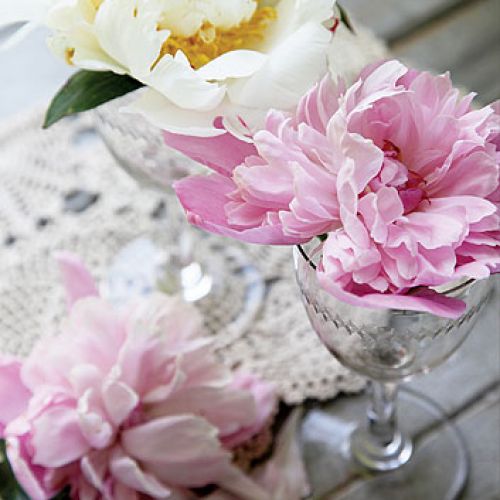 Wazony na wiosenny stole. Szklane dekoracje do domu.