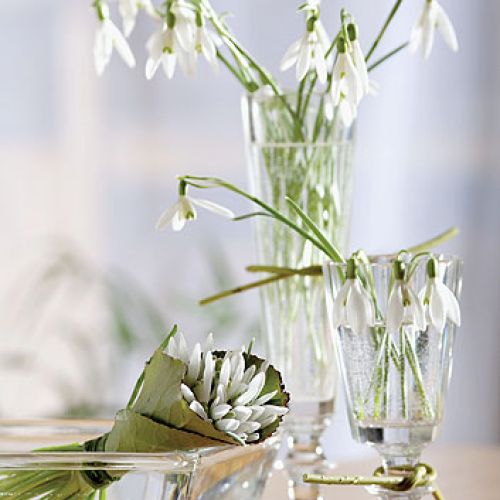 Wazony na wiosenny stole. Szklane dekoracje do domu.