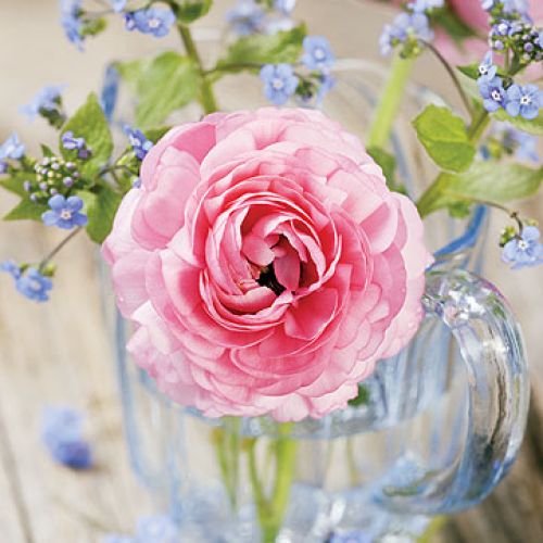 Wazony na wiosenny stole. Szklane dekoracje do domu.