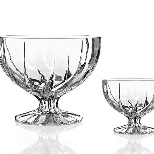 Wazony na wiosenny stole. Szklane dekoracje do domu.