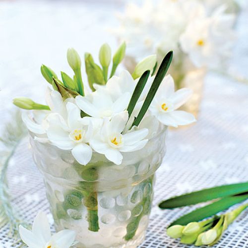 Wazony na wiosenny stole. Szklane dekoracje do domu.