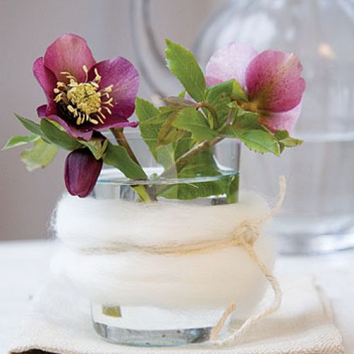 Wazony na wiosenny stole. Szklane dekoracje do domu.