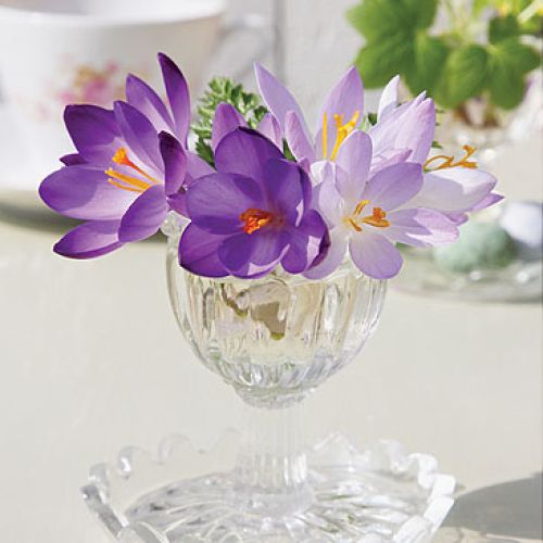 Wazony na wiosenny stole. Szklane dekoracje do domu.