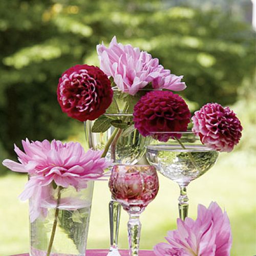 Wazony na wiosenny stole. Szklane dekoracje do domu.