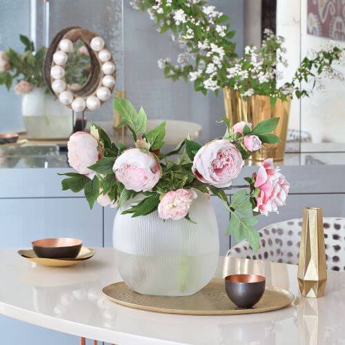 Wazony z Mesmetric. Krzesła obite cętkowaną tkaniną – deseń ze słynnej brytyjskiej fabryki Designers Guild.