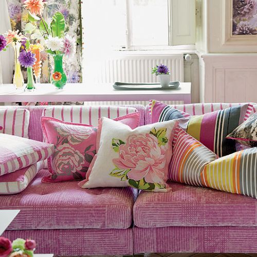 Wbrew pozorom to świetne zestawienie. Zwłaszcza gdy łączy je kolorystyka. Poduchy marki Designers Guild po 300 zł za sztukę.