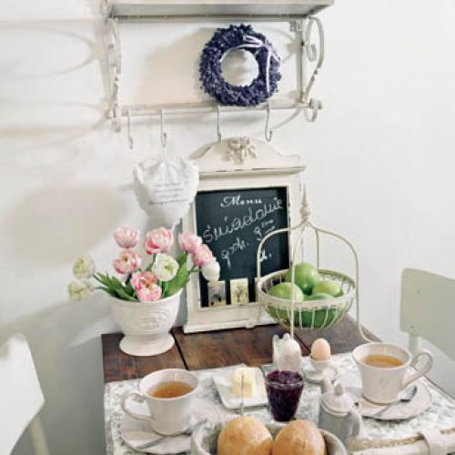 We wnętrzach urządzonych w stylu shabby chic nie zabraknie zgaszonych, pudrowych różów, rozbielonych - wręcz