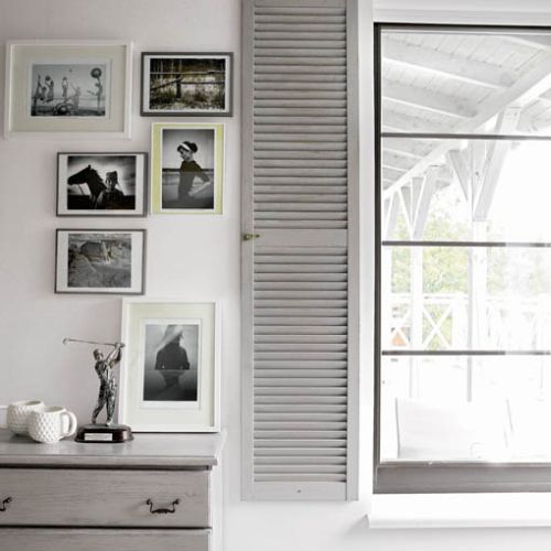 We wszystkich pokojach są wielkie okna bez zasłon i firan.