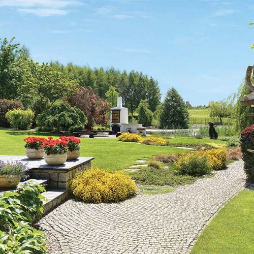 Wędzarnia nad stawem. Ogród jak z greckiej pocztówki