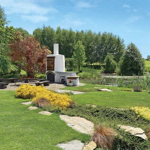 Wędzarnia nad stawem. Ogród jak z greckiej pocztówki